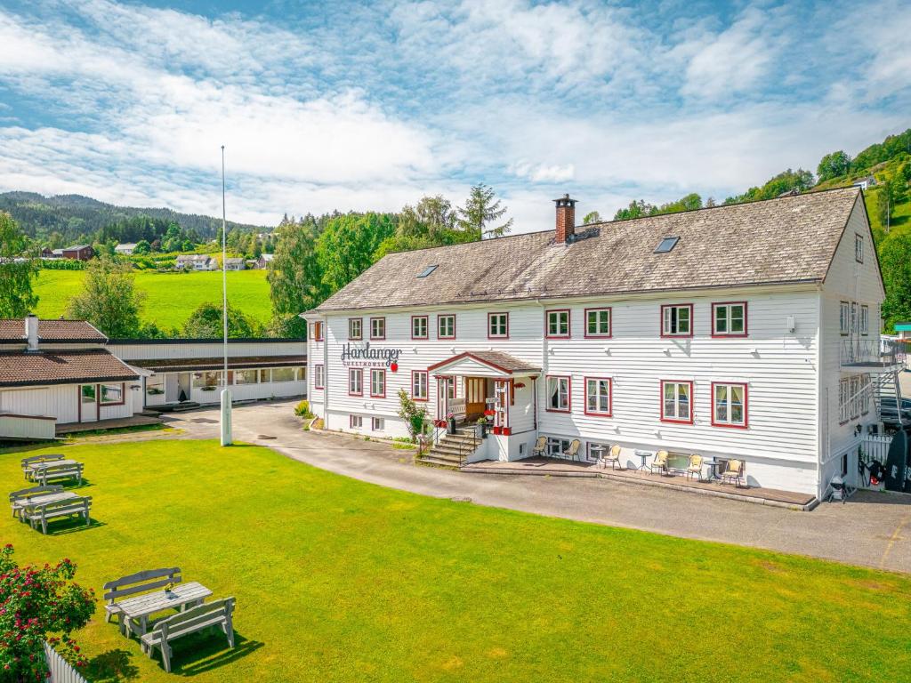 于尔维克Hardanger Guesthouse的享有白色建筑的空中景致,设有庭院