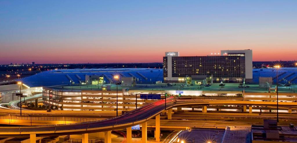 een nachtzicht op een stad met een treinstation bij Grand Hyatt DFW Airport in Irving