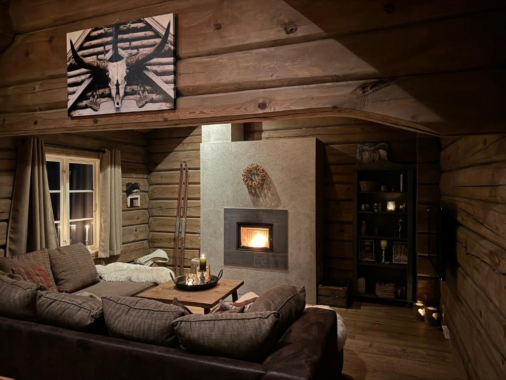 Зона вітальні в Stunning log cabin at Lifjell with lots of charms