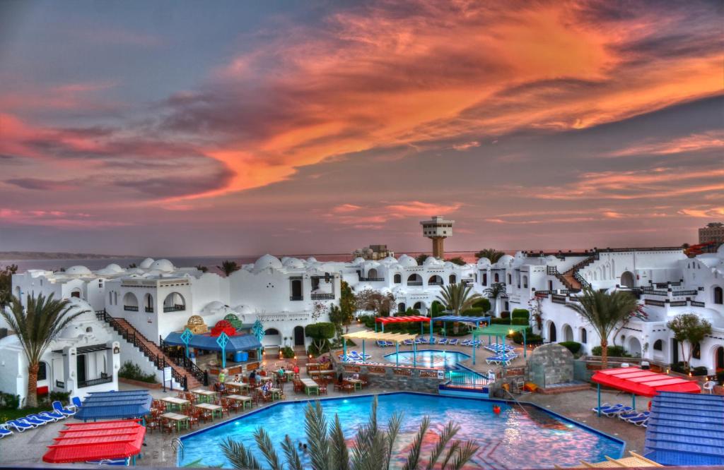 vista sulla piscina del resort di Arabella Azur Resort a Hurghada