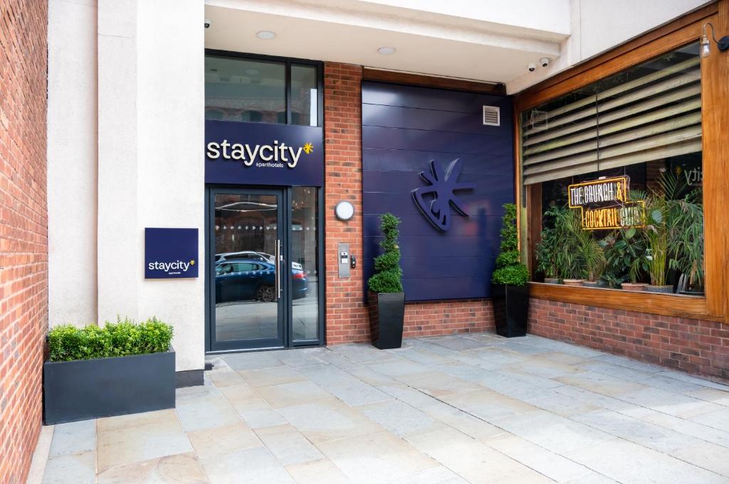 Staycity Aparthotels Liverpool City Centre في ليفربول: مبنى عليه لافته على باب وكالة