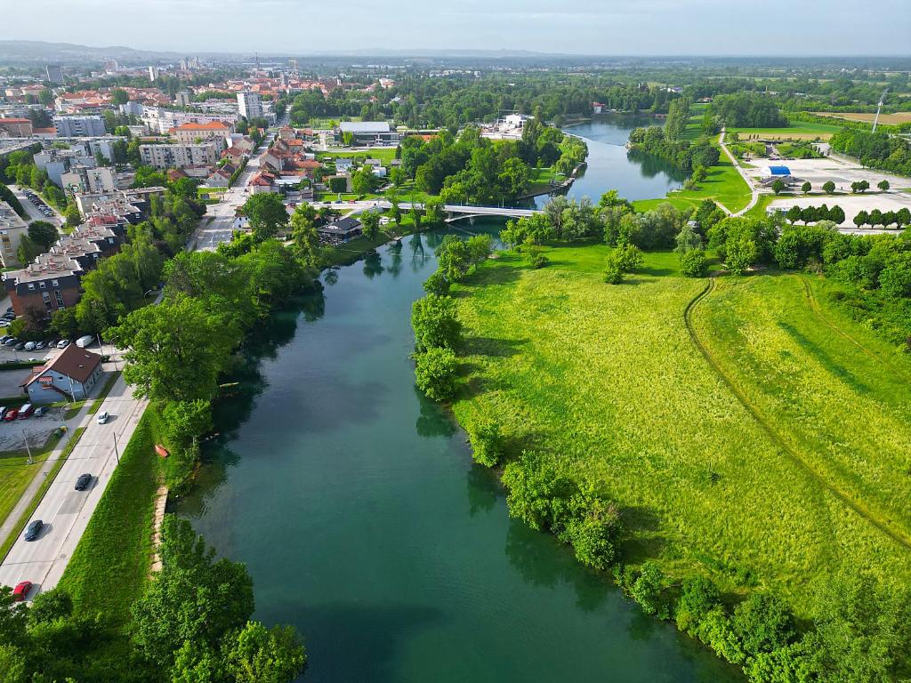 una vista aérea de un río en una ciudad en Apartments Cindra, en Karlovac