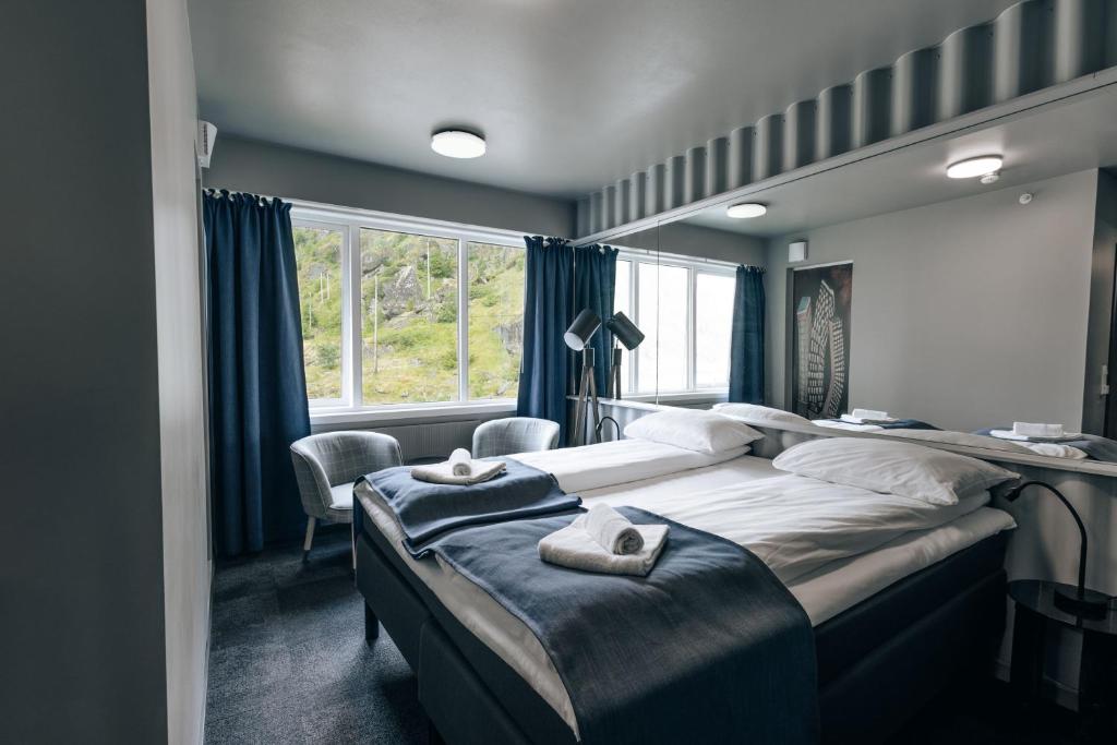 Gulta vai gultas numurā naktsmītnē Live Lofoten Hotel