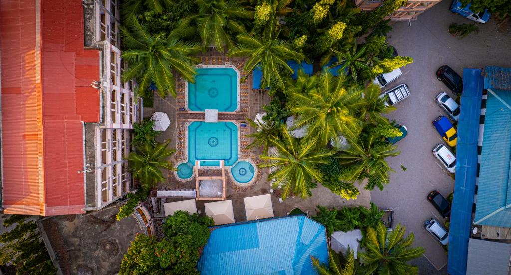 una vista aérea de un complejo con piscinas y palmeras en Premier Guest Residence Hotel, en Malindi