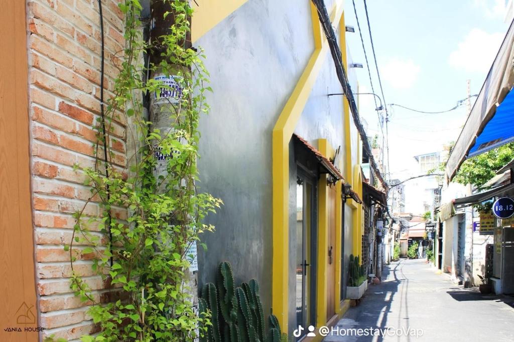 un callejón con plantas al lado de un edificio en Vania House comfortable studio near the airport, en Ho Chi Minh