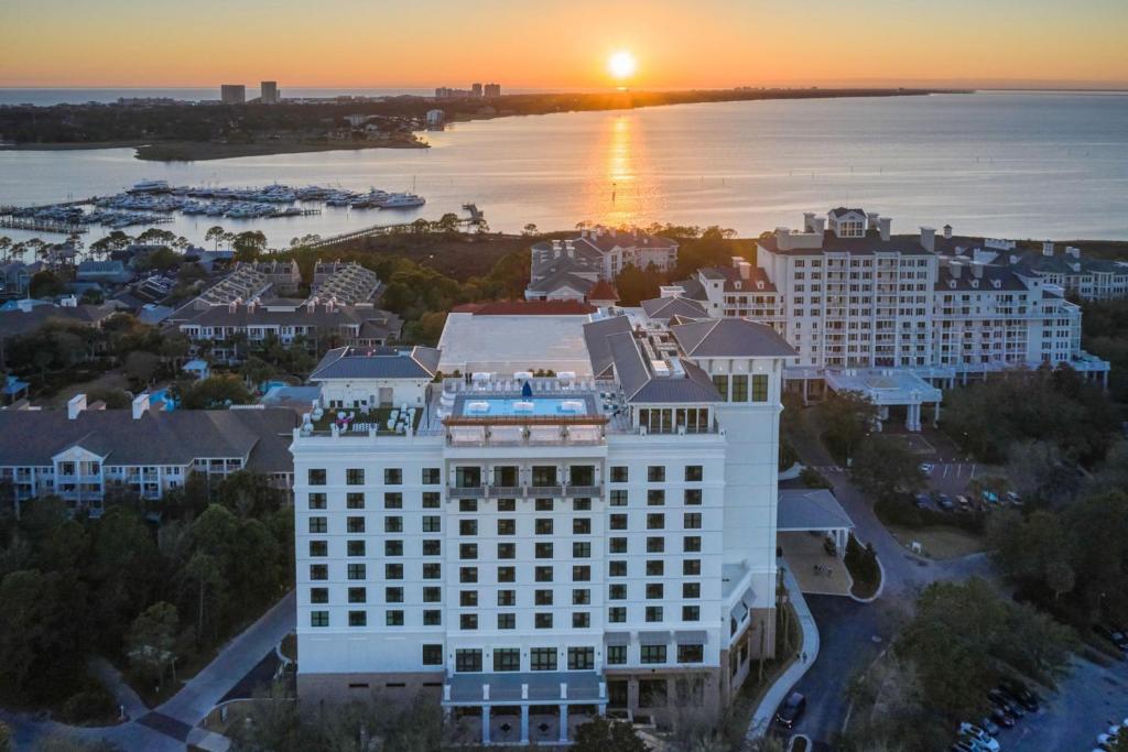 uma vista aérea de um hotel com o pôr-do-sol ao fundo em Hotel Effie Sandestin Resort, Autograph Collection em Destin