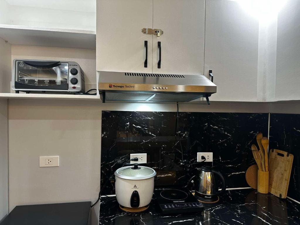 Dapur atau dapur kecil di JoyStaycation Condo Hotel