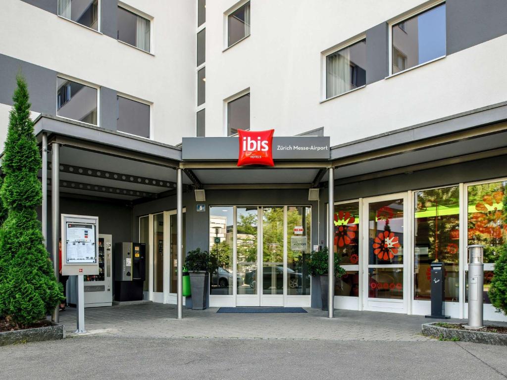 La fachada o entrada de ibis Zürich Messe Airport