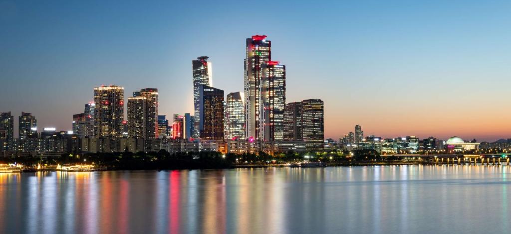 Blick auf eine Stadt mit einer Skyline der Stadt in der Nacht in der Unterkunft Conrad Seoul in Seoul