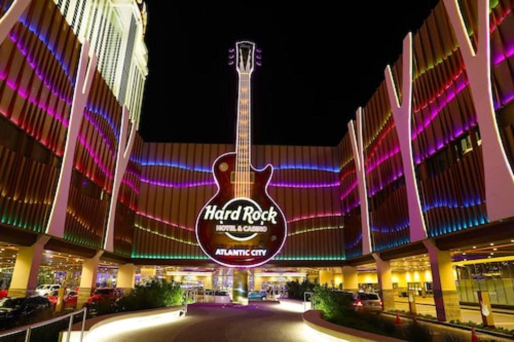 een gebouw met een gitaar bord ervoor bij Hard Rock Hotel & Casino Atlantic City in Atlantic City