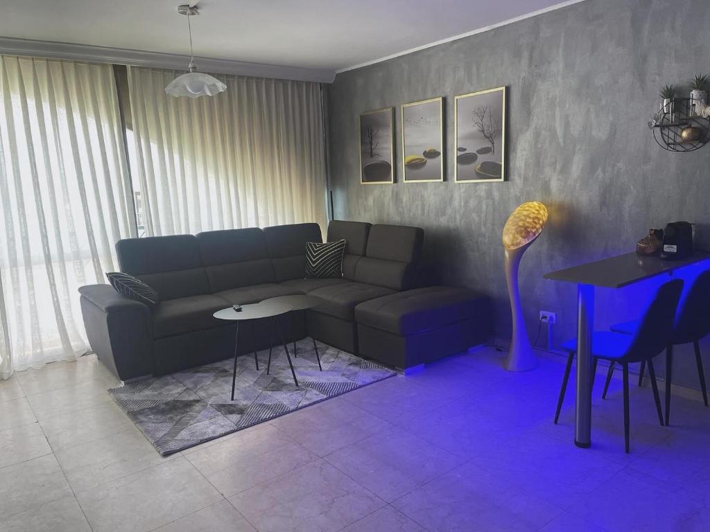 uma sala de estar com um sofá e uma mesa em Llalis luxury em Eilat