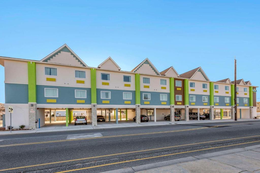 een groot gebouw aan de straatkant bij The Waves Hotel, Ascend Hotel Collection in Wildwood