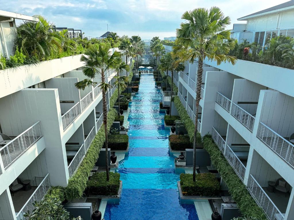 Bazén v ubytovaní Kanvaz Village Resort Seminyak alebo v jeho blízkosti