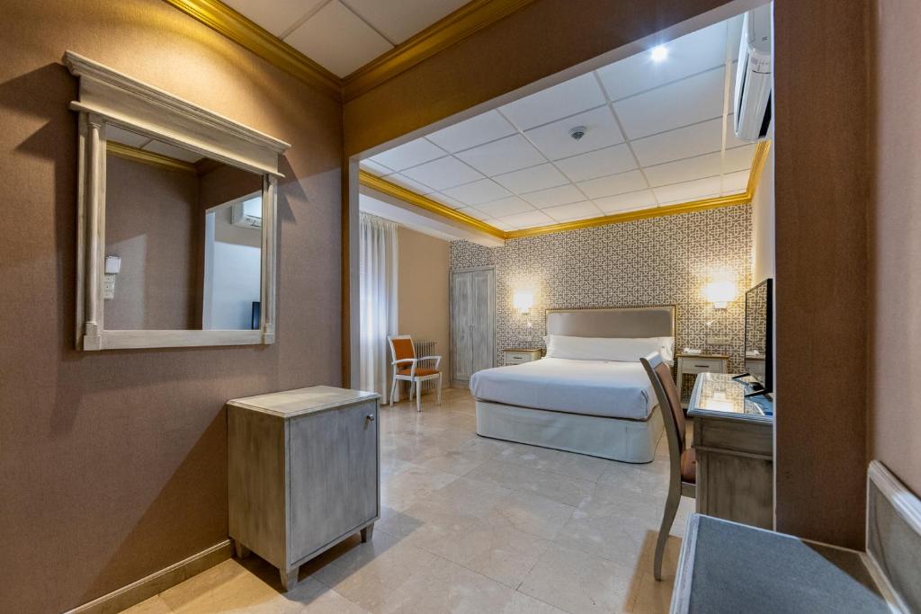 una camera d'albergo con letto e bagno di Hotel Sacromonte a Granada