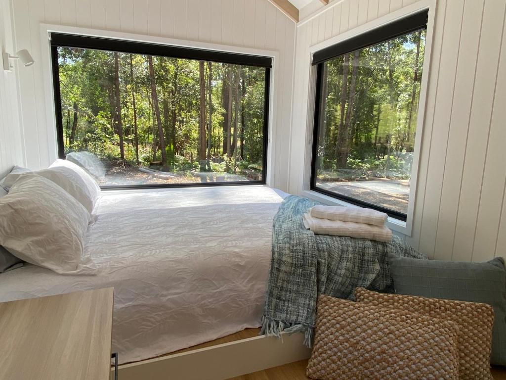 Una cama o camas en una habitación de 'Chartreuse' Tiny Home on Green Valley Fingerlime Farm