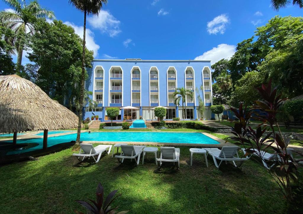 La alberca dentro o cerca de Hotel Maya Palenque