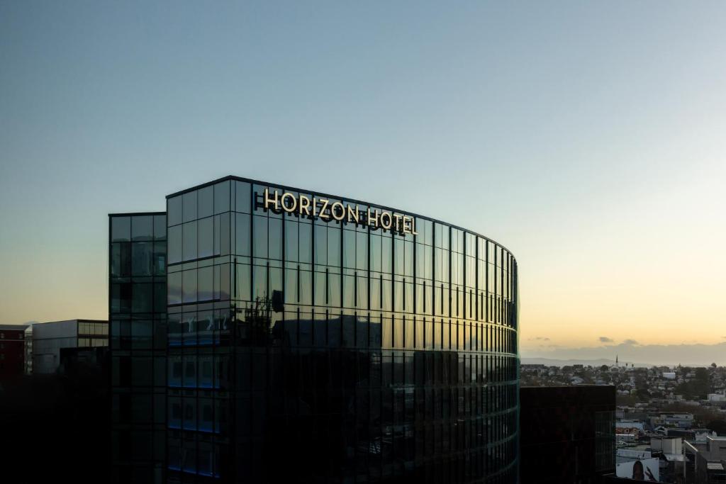 um edifício com um letreiro de Hollywood em cima em Horizon by SkyCity em Auckland