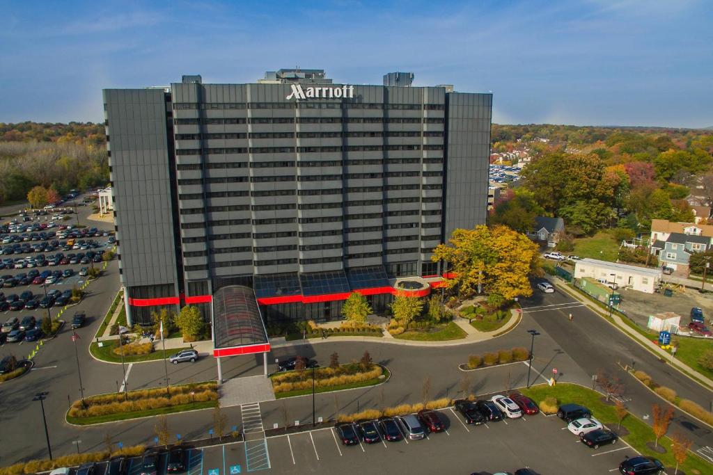 um edifício de apartamentos com um parque de estacionamento em frente em Teaneck Marriott at Glenpointe em Teaneck