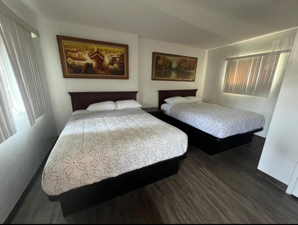 - une chambre avec 2 lits dans l'établissement Flamingo Motel - San Ysidro, à San Diego