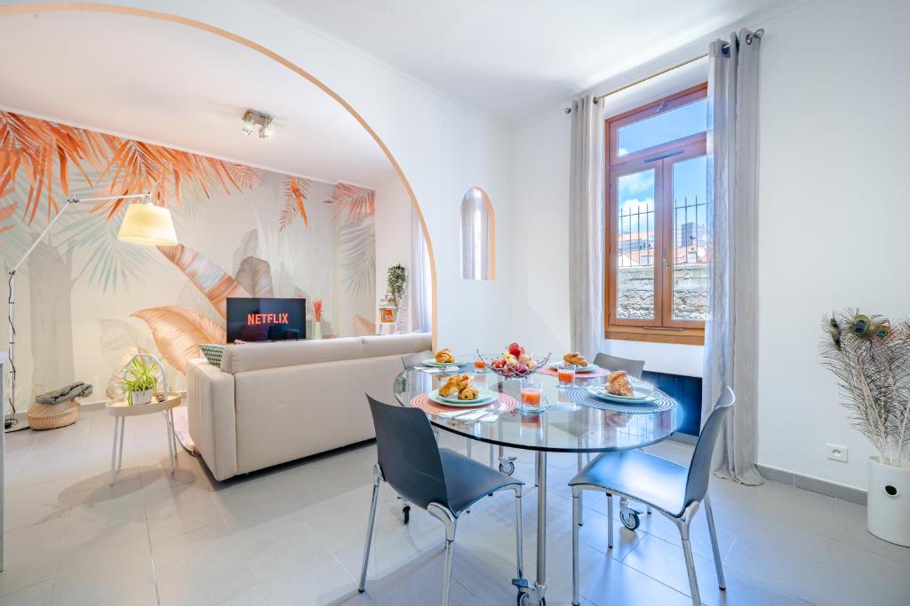 una sala de estar con una mesa con comida. en 1Br - Monaco 1 Min Walk - Close to Port and Train, en Beausoleil