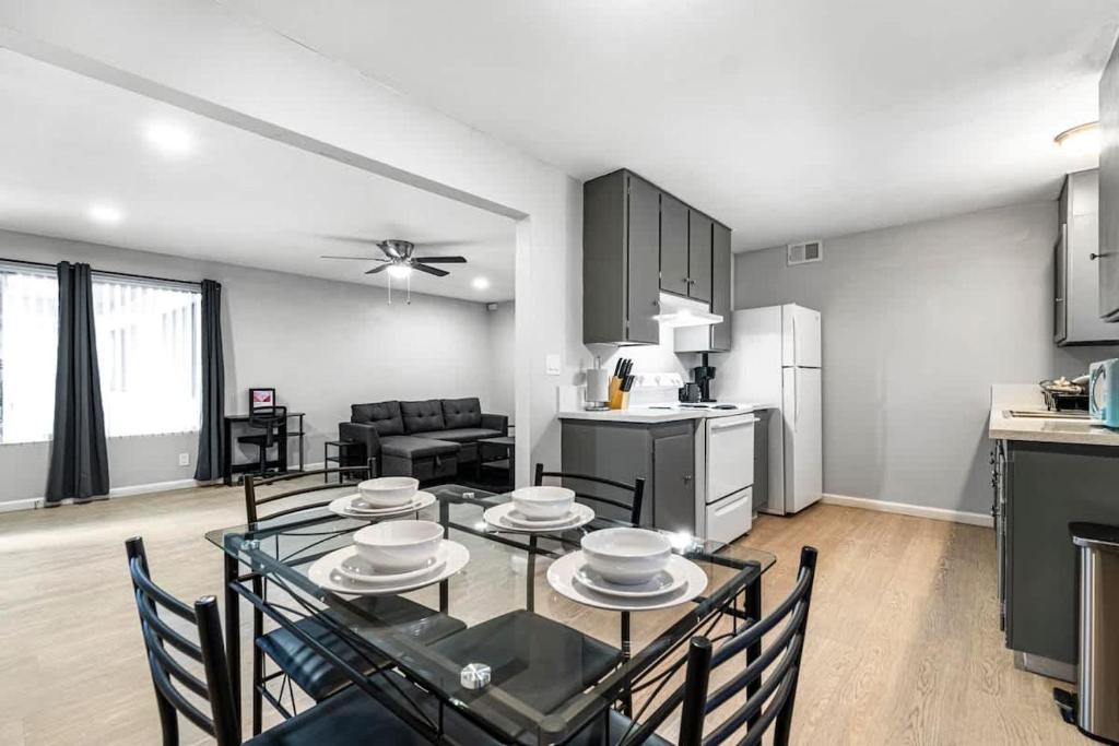 uma cozinha e sala de estar com mesa e cadeiras em Charming Two Bedroom Sleeps 6 Close To Strip em Las Vegas