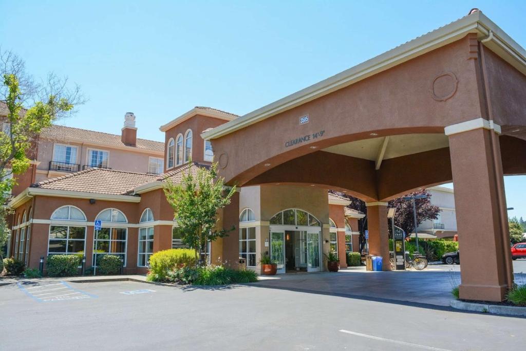 un edificio con un parcheggio di fronte di Hilton Garden Inn Napa a Napa