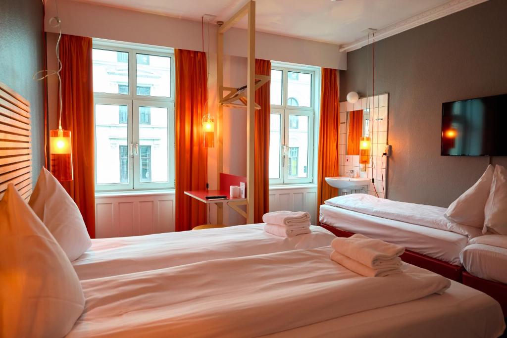 pokój hotelowy z 2 łóżkami i kanapą w obiekcie Annex Copenhagen w Kopenhadze