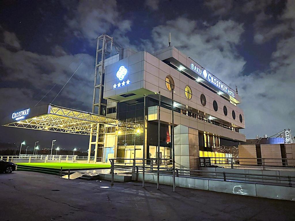 un edificio con un cartello sul lato di Crossway Hotel - Autovazal Metro Station a Baku