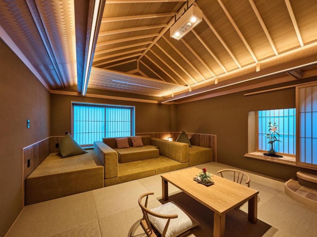 ein Wohnzimmer mit einem Sofa und einem Tisch in der Unterkunft Hotel New Wakasa in Nara