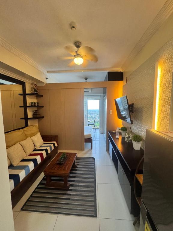 JT Tagaytay Suites tesisinde bir oturma alanı