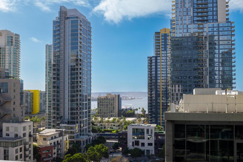 Pemandangan umum bagi San Diego atau pemandangan bandar yang diambil dari hotel