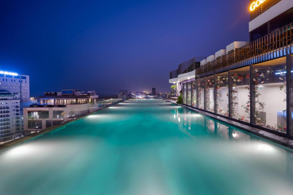 Baseinas apgyvendinimo įstaigoje Golden Lotus Grand Da Nang - Panoramic Rooftop Bar & Daily Afternoon Tea arba netoliese