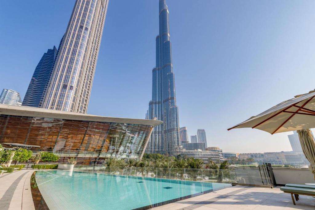 La pileta dentro o cerca de Knokey Luxury 1BR Apartments - 5 min walk to Burj Khalifa & Dubai Mall & Dubai Fountain