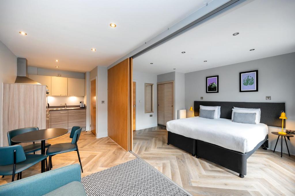 une chambre d'hôtel avec un lit et une cuisine dans l'établissement Staycity Aparthotels Edinburgh West End, à Édimbourg