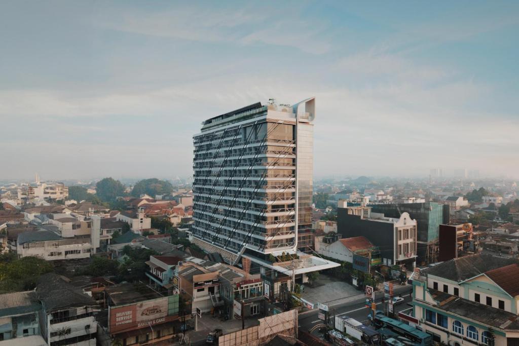 een hoog gebouw midden in een stad bij PULANG ke UTTARA in Yogyakarta