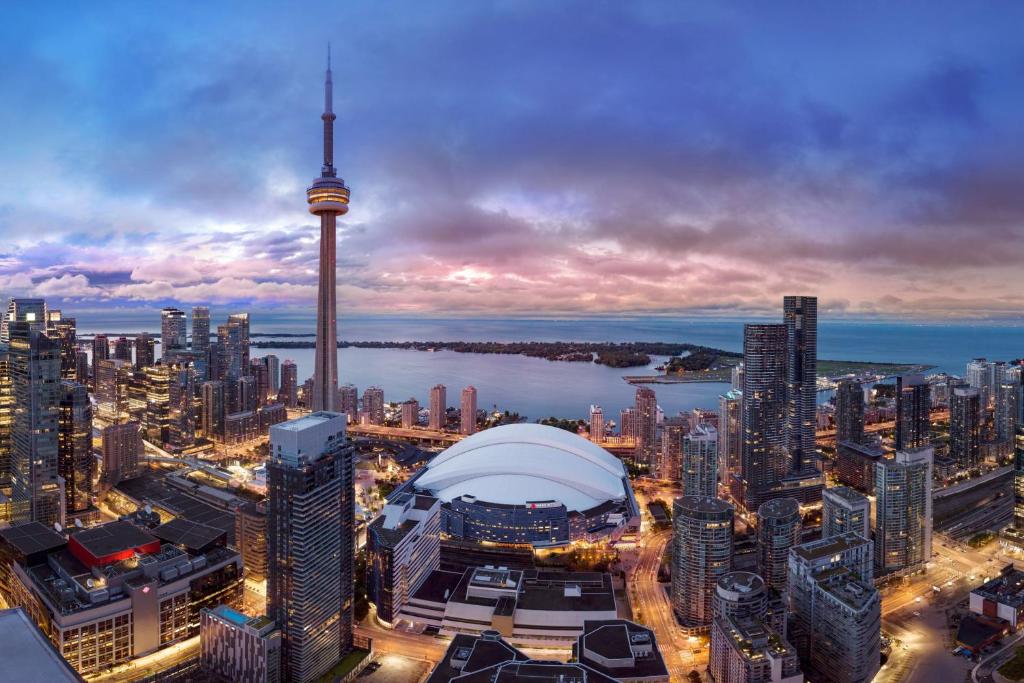 uma vista para uma cidade com a torre cn em Toronto Marriott City Centre Hotel em Toronto