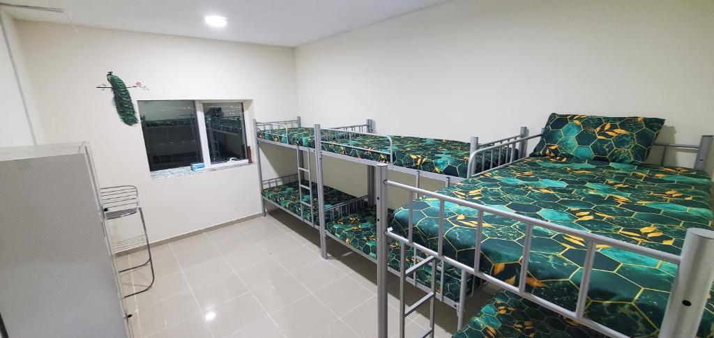 Giường trong phòng chung tại Homely Hostel