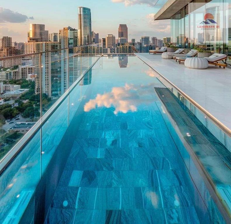 una gran piscina en la parte superior de un edificio en Landmark 81 Skyline Residence Suite, en Ho Chi Minh