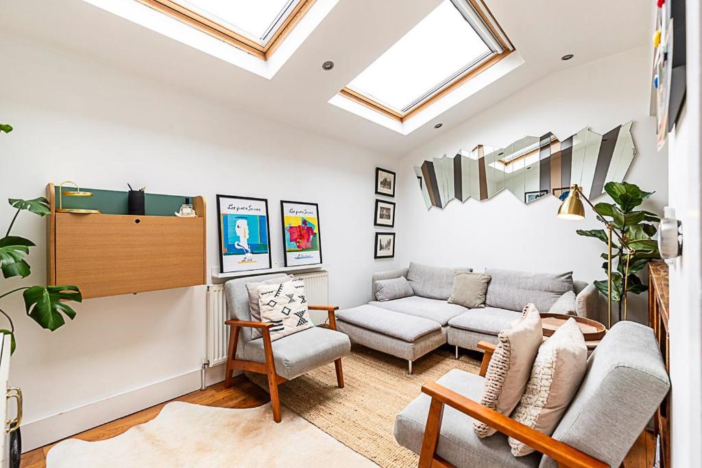 Posezení v ubytování Modern & Airy 2-Bed Gem in Trendy Stoke Newington