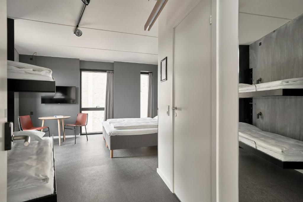 Giường trong phòng chung tại Zleep Hotel Copenhagen Arena