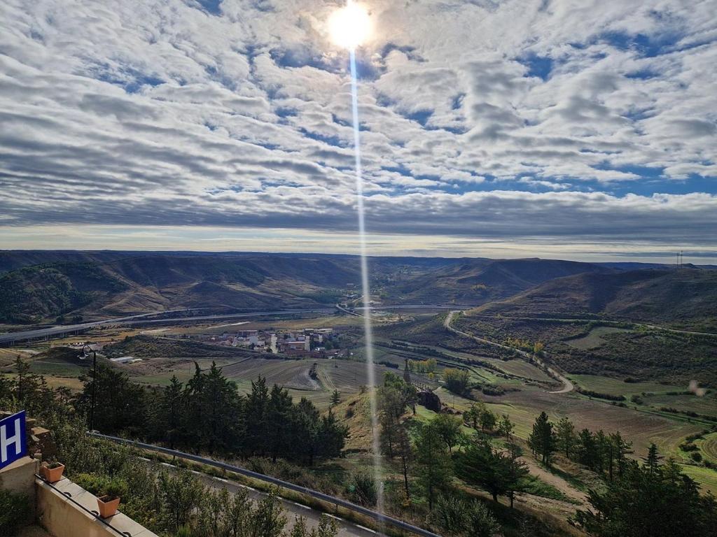 梅迪纳塞利麦地那萨利姆酒店的享有山谷和天空的阳光