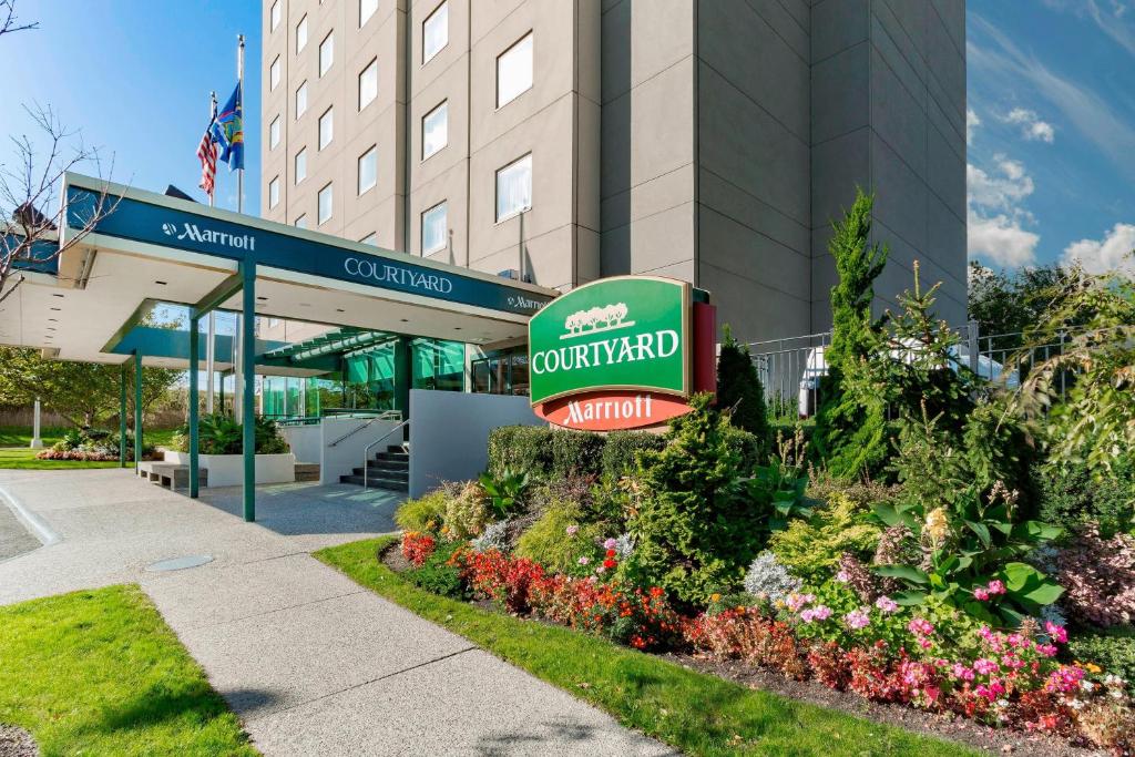 una colgate señal de hotel frente a un edificio en Courtyard by Marriott New York JFK Airport, en Queens