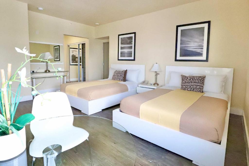 a bedroom with two beds and a couch at South of Fifth Studio Steps to Beach on Ocean Drive in Miami Beach