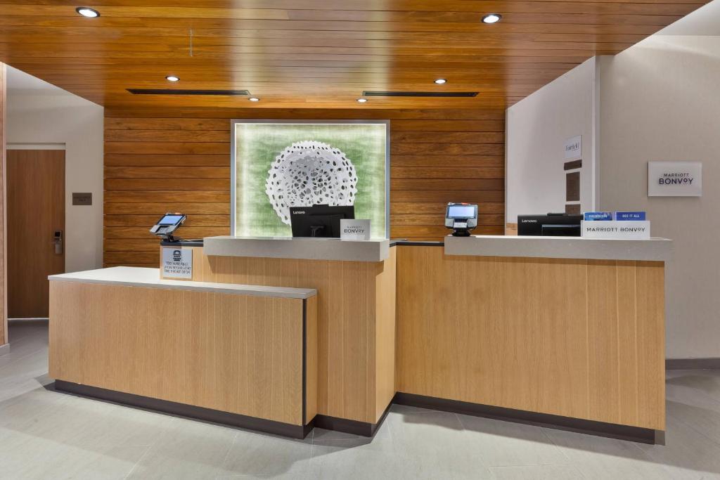 a lobby with a dental office with a reception desk at Fairfield by Marriott Inn & Suites Knoxville Airport Alcoa in Alcoa