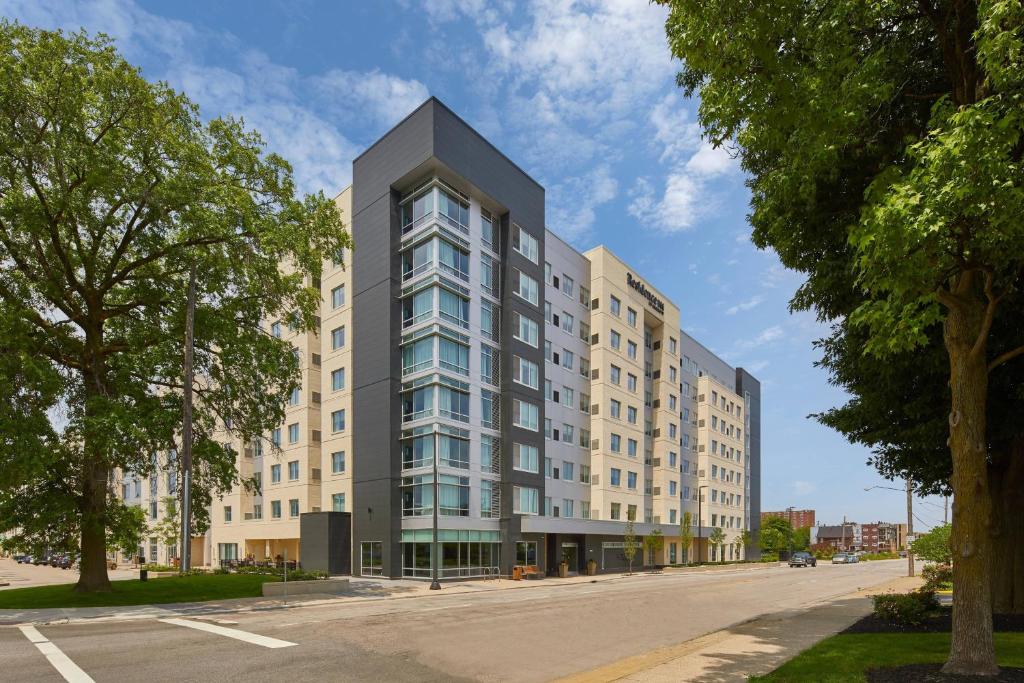 ein hohes Gebäude in einer Stadtstraße mit Bäumen in der Unterkunft Residence Inn by Marriott Cleveland University Circle/Medical Center in Cleveland