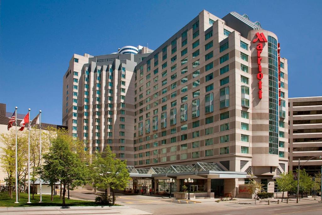 um grande edifício com uma placa no lado em Marriott Downtown at CF Toronto Eaton Centre em Toronto