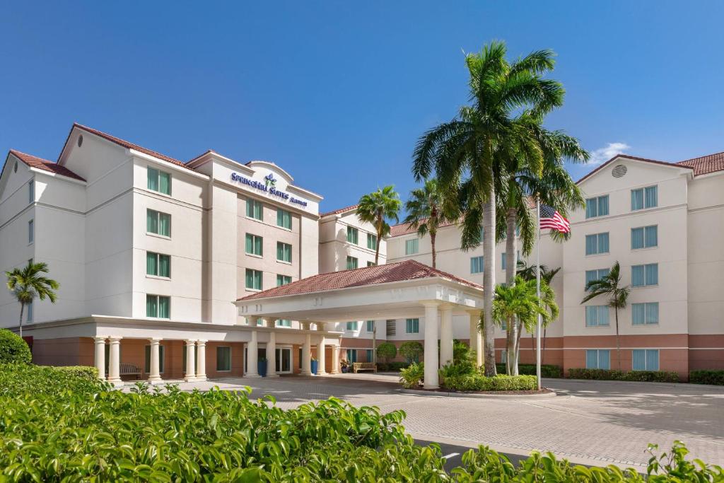 hotel z palmą przed nim w obiekcie SpringHill Suites Boca Raton w mieście Boca Raton