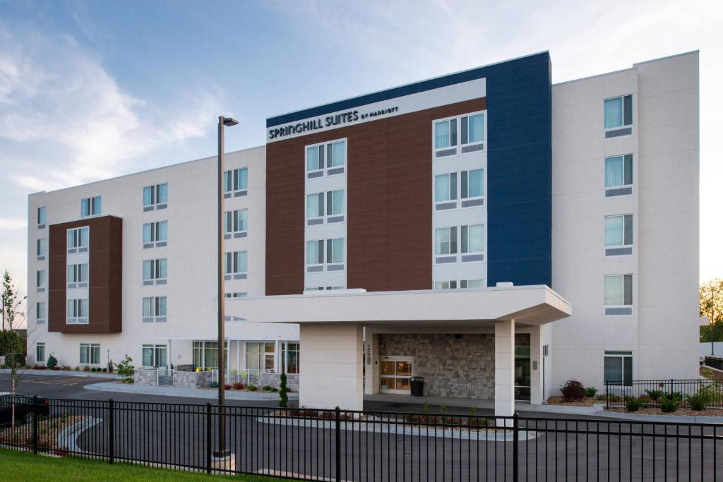 un edificio de hotel con una valla delante en SpringHill Suites by Marriott Kansas City Northeast, en Kansas City