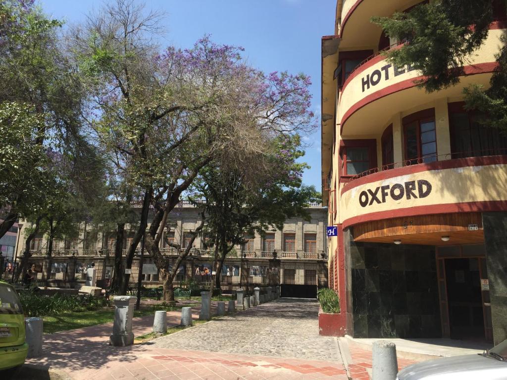 a building with a sign that reads oxford at Hotel Oxford in Mexico City