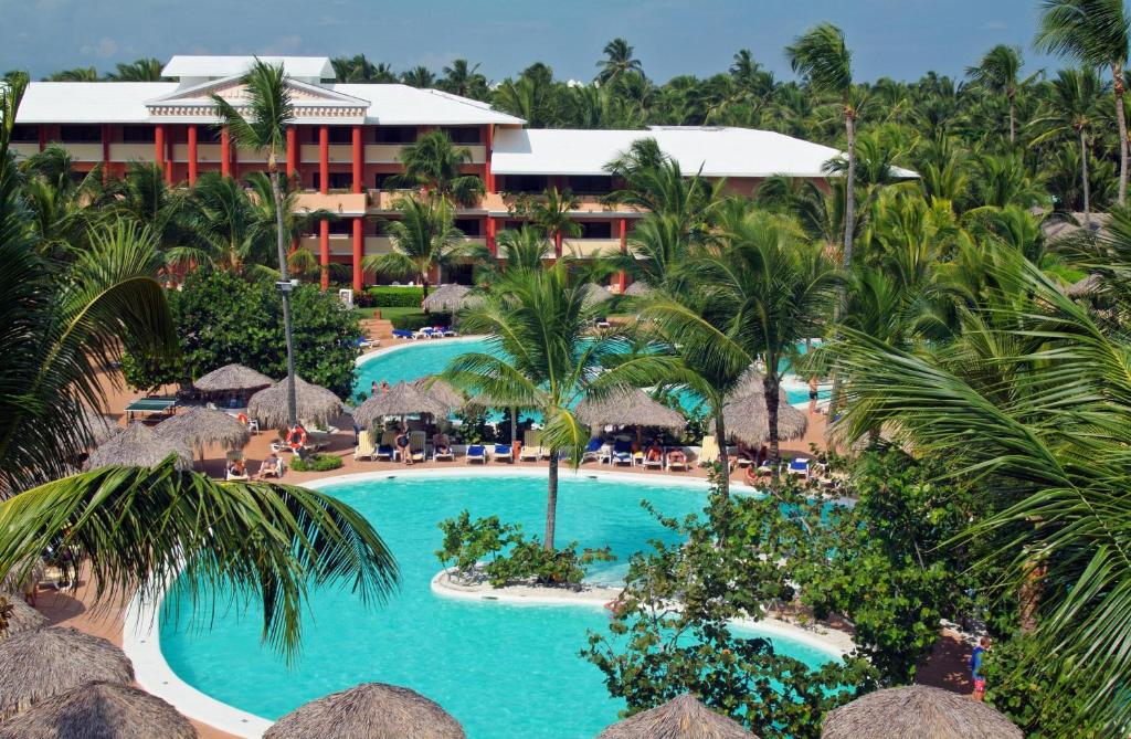 widok z powietrza na ośrodek z basenem w obiekcie Iberostar Waves Punta Cana w Punta Cana